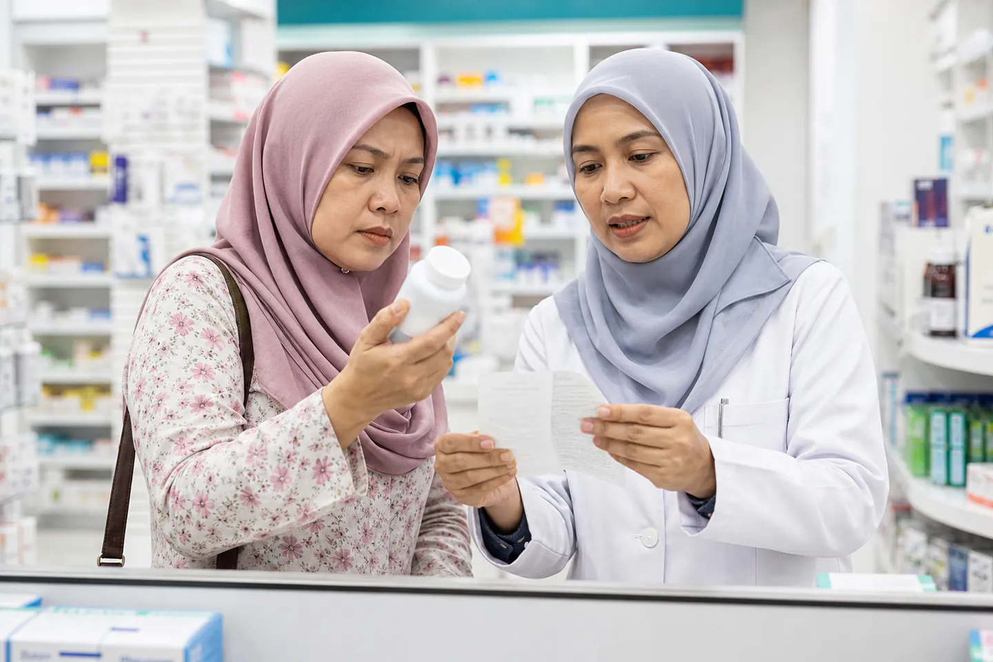 Pelanggan Melayu Malaysia mengesahkan botol suplemen bersama ahli farmasi
